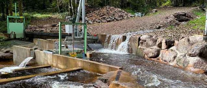 Deux turbines Francis et régulation d'un canal de 300 m