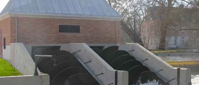 installation intégrant deux vis d’Archimède de 3 750 mm de diamètre, avec architecture électromécanique et automatisation